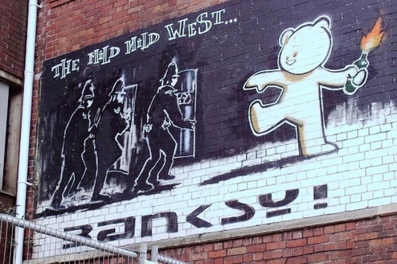Banksy's painting Mild Mild West is located next to the creative hub The Canteen. The whole area resembles an outdoor gallery with colourful graffiti that transforms the walls and buildings.