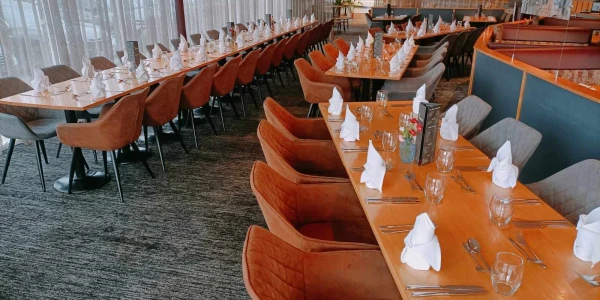 cardiff_restaurant_large_table.jpg