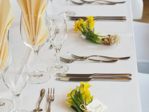 Embrace the Beauty of Spring: A Dazzling Daffodil-Themed Wedding