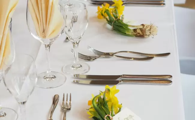 Embrace the Beauty of Spring: A Dazzling Daffodil-Themed Wedding